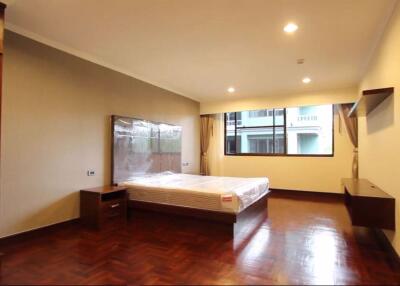 3 bed Condo in Ploenruedee Residence Pathum Wan District C019130