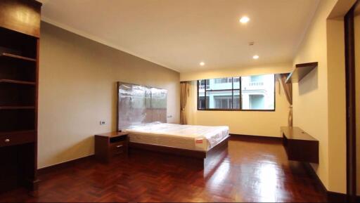 3 bed Condo in Ploenruedee Residence Pathum Wan District C019130