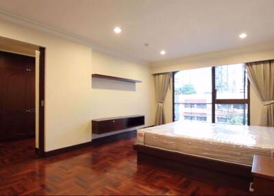 3 bed Condo in Ploenruedee Residence Pathum Wan District C019130