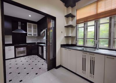 4 bed House Khlongtan Sub District H019126