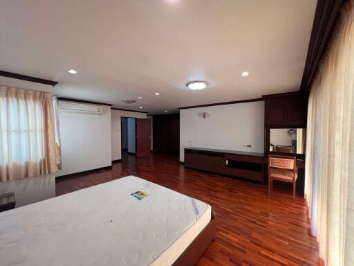 3 bed Condo in Regent on the Park 1 Khlongtan Sub District C019122