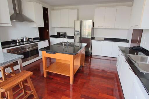 4 bed Condo in Panburi Bang Rak District C019119