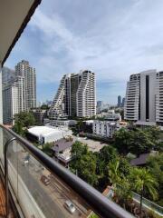 2 bed Condo in Baan Prompong Khlong Tan Nuea Sub District C019074