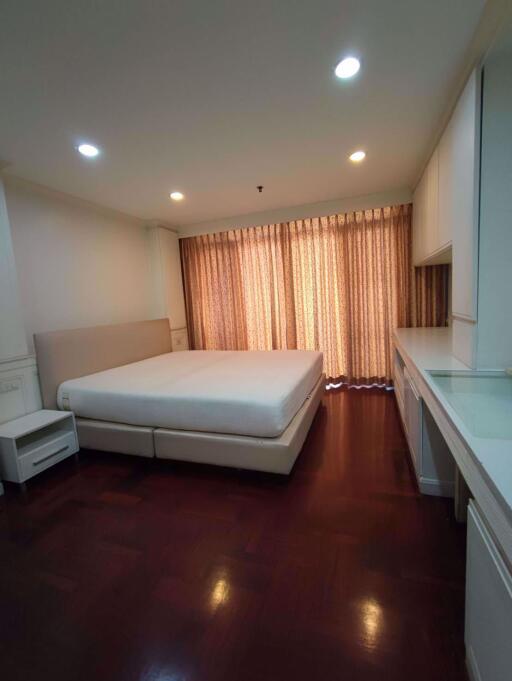 2 bed Condo in Baan Prompong Khlong Tan Nuea Sub District C019074