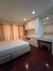2 bed Condo in Baan Prompong Khlong Tan Nuea Sub District C019074