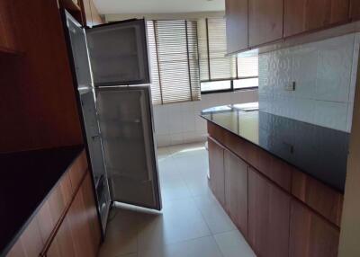 2 bed Condo in Baan Prompong Khlong Tan Nuea Sub District C019074