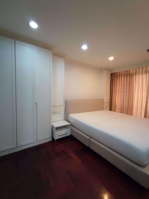 2 bed Condo in Baan Prompong Khlong Tan Nuea Sub District C019074