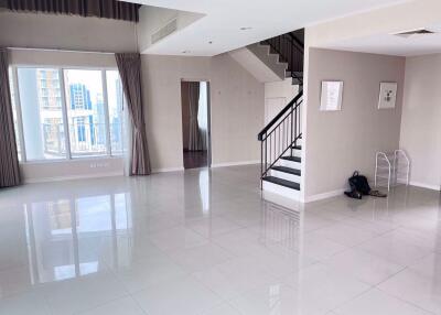 4 bed Duplex in Baan Rajprasong Lumphini Sub District D019073