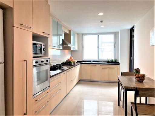 4 bed Condo in Sathorn Gallery Residences Bang Rak District C019039