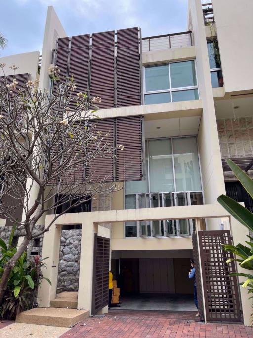 3 bed House in The Lofts Sathorn Yan Nawa District H018995