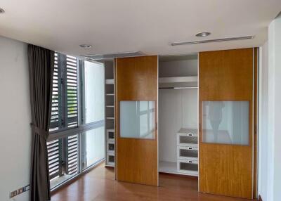 3 bed House in The Lofts Sathorn Yan Nawa District H018995