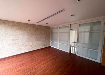 3 bed House in The Lofts Sathorn Yan Nawa District H018995