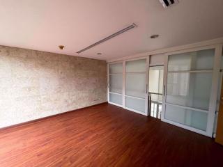 3 bed House in The Lofts Sathorn Yan Nawa District H018995