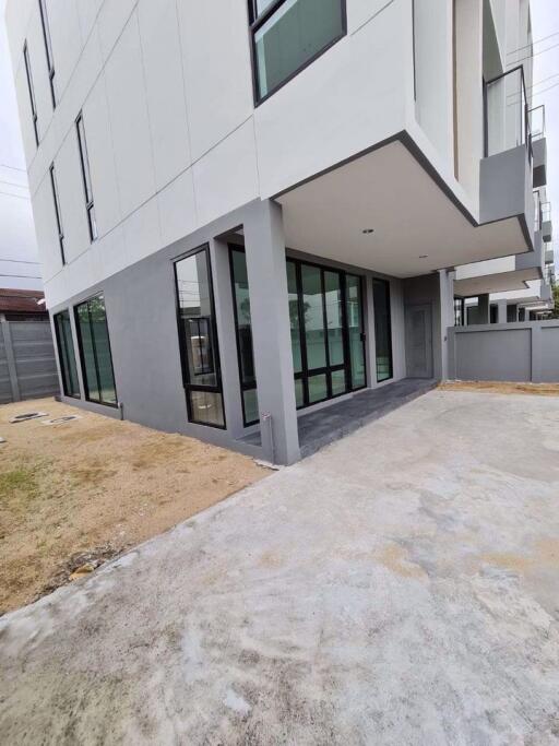 3 bed House in Nue Noble Connex House Don Mueang Sao Thong Hin Sub District H018949