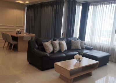 2 bed Condo in The Emporio Place Khlongtan Sub District C018945