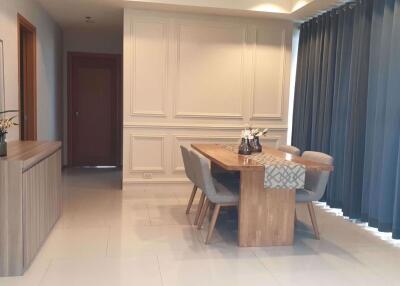 2 bed Condo in The Emporio Place Khlongtan Sub District C018945