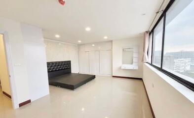 3 bed Condo in President Park Sukhumvit 24 Khlongtan Sub District C018941