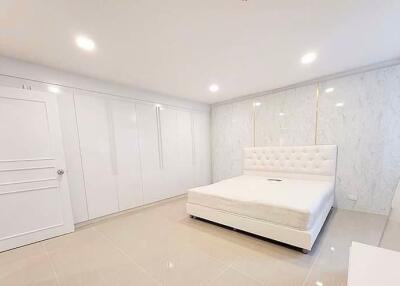 3 bed Condo in President Park Sukhumvit 24 Khlongtan Sub District C018941