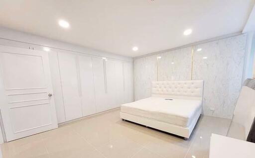 3 bed Condo in President Park Sukhumvit 24 Khlongtan Sub District C018941