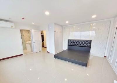 3 bed Condo in President Park Sukhumvit 24 Khlongtan Sub District C018941