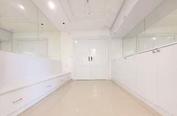 3 bed Condo in President Park Sukhumvit 24 Khlongtan Sub District C018941