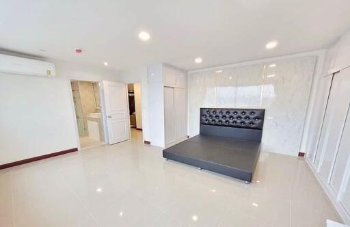 3 bed Condo in President Park Sukhumvit 24 Khlongtan Sub District C018941