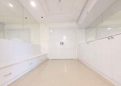 3 bed Condo in President Park Sukhumvit 24 Khlongtan Sub District C018941