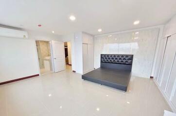 3 bed Condo in President Park Sukhumvit 24 Khlongtan Sub District C018941