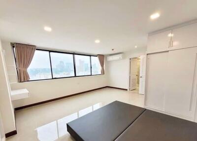 3 bed Condo in President Park Sukhumvit 24 Khlongtan Sub District C018941