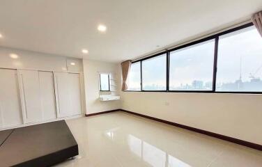 3 bed Condo in President Park Sukhumvit 24 Khlongtan Sub District C018941