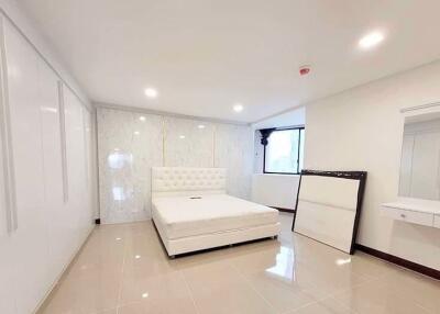 3 bed Condo in President Park Sukhumvit 24 Khlongtan Sub District C018941