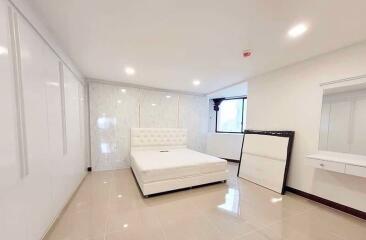3 bed Condo in President Park Sukhumvit 24 Khlongtan Sub District C018941