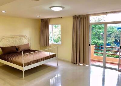 4 bed House Khlong Tan Nuea Sub District H018932