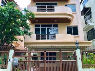 4 bed House Khlong Tan Nuea Sub District H018932