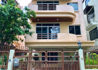 4 bed House Khlong Tan Nuea Sub District H018932