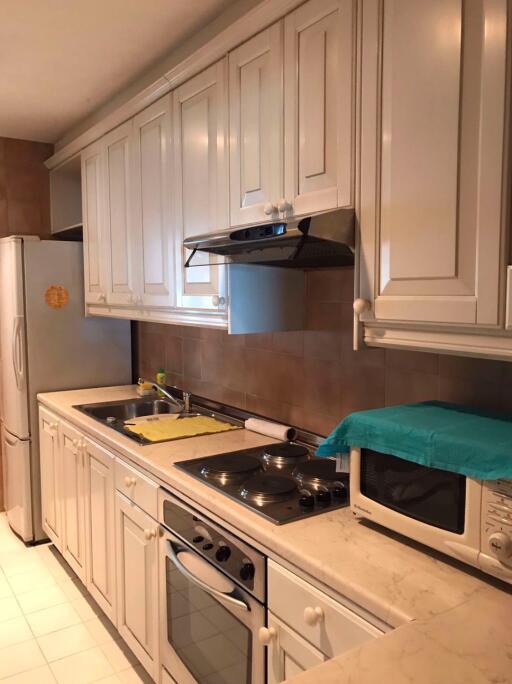 3 bed Condo in Sathorn Gardens Thungmahamek Sub District C018928