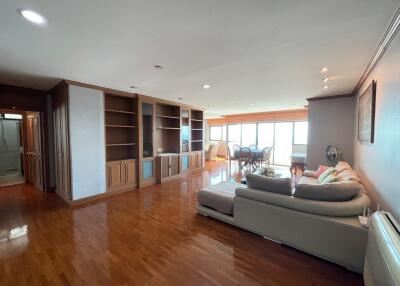 3 bed Condo in Sathorn Gardens Thungmahamek Sub District C018928