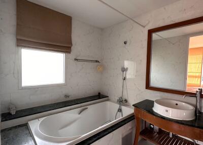 2 ห้องนอน, 2 ห้องน้ำ คอนโด ราคา ฿ 37,000/เดือน