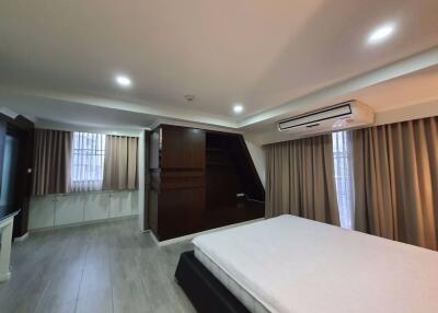 3 bed Condo in Supalai Place Condominium Khlong Tan Nuea Sub District C018801