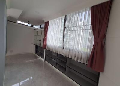 3 bed Condo in Supalai Place Condominium Khlong Tan Nuea Sub District C018801