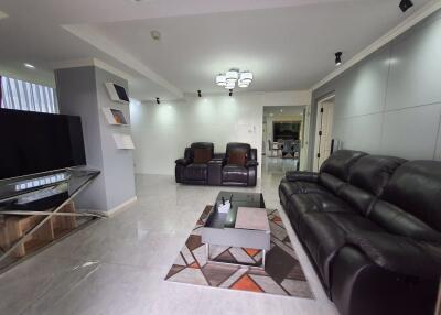 3 bed Condo in Supalai Place Condominium Khlong Tan Nuea Sub District C018801