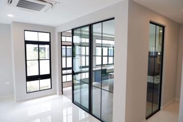 5 bed Condo in Nantawan Rama 9 - New Krungthepkretha Prawet Sub District C018770