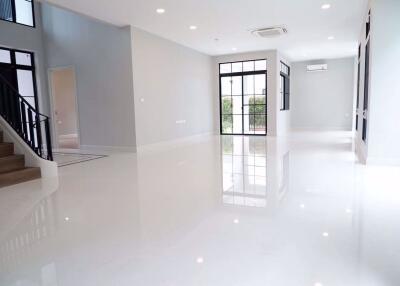 5 bed Condo in Nantawan Rama 9 - New Krungthepkretha Prawet Sub District C018770