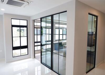 5 bed Condo in Nantawan Rama 9 - New Krungthepkretha Prawet Sub District C018770