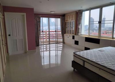 3 bed Condo in Master View Executive Place Khlong San District C018762