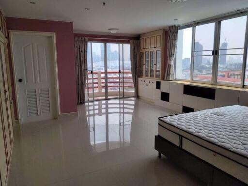 3 bed Condo in Master View Executive Place Khlong San District C018762