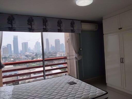 3 bed Condo in Master View Executive Place Khlong San District C018762