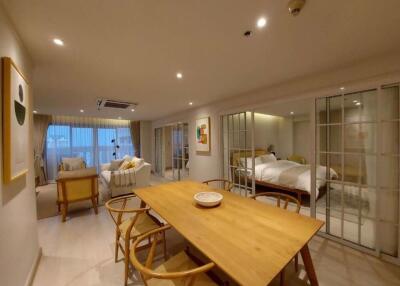 2 bed Condo in State Tower Silom Sub District C018737