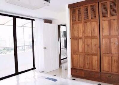 2 bed Condo in Diamond Tower Silom Sub District C018703