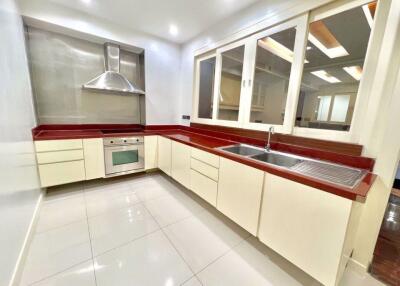 4 bed Condo in City Lake Tower Khlongtoei District C018695